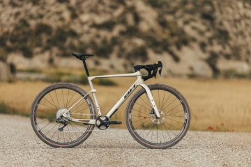 Výpravy za hranice města – snadno a pohodlně s gravel kolem od BH!